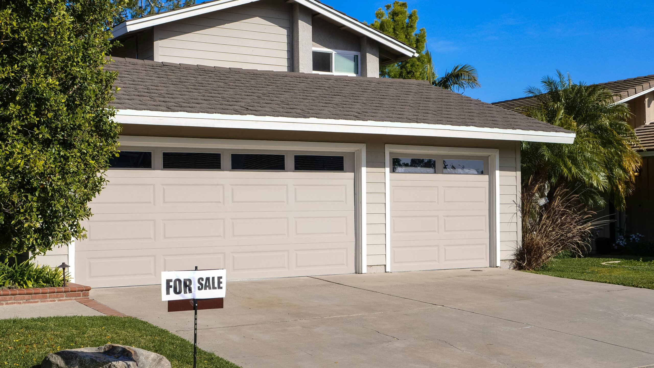 The Best Garage Door Materials for Long Beach’s Coastal Climate