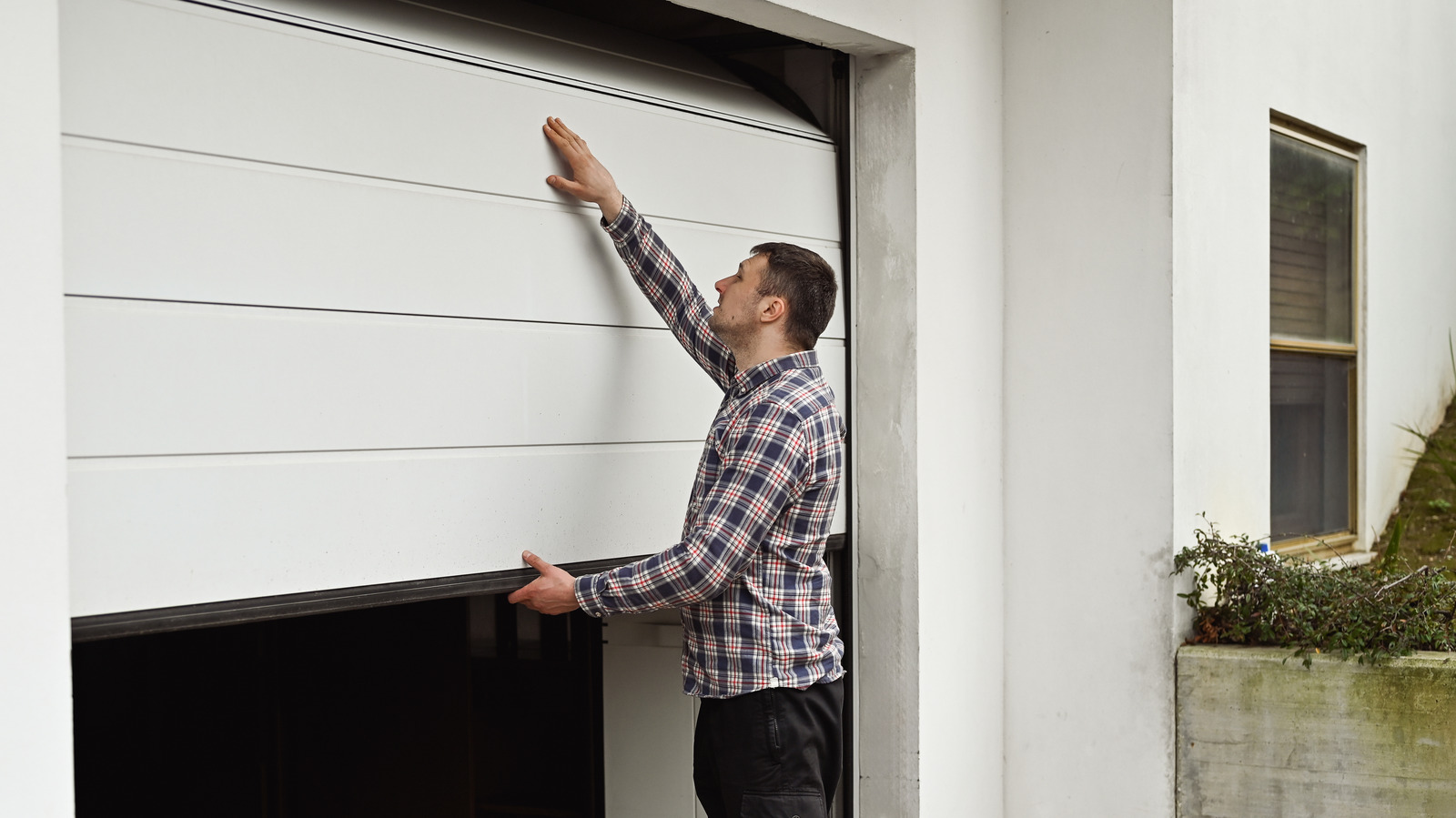 When to Replace vs Repair Your Garage Door in Long Beach